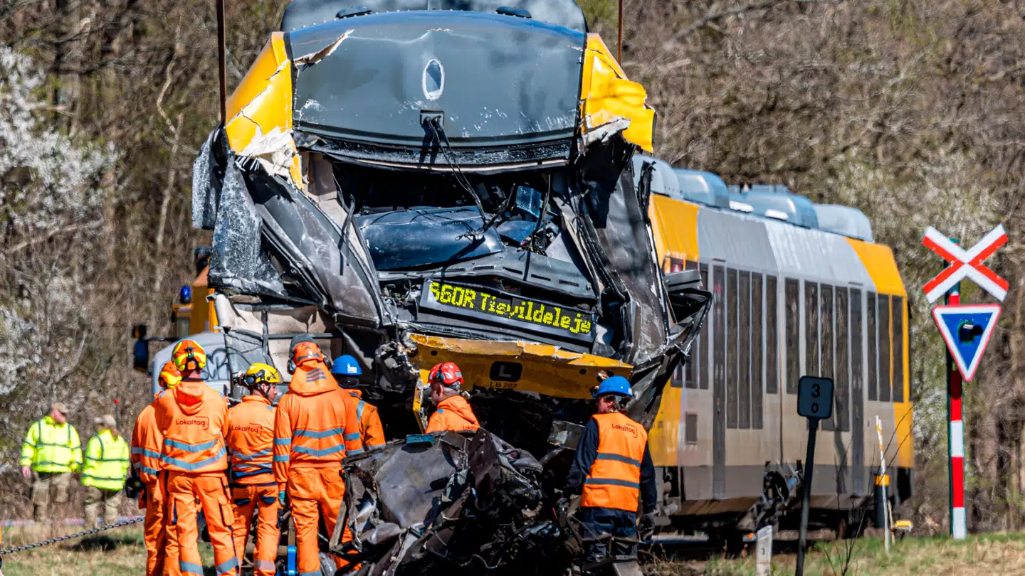 Oprydning efter torsdagens togulykken mellem Hillerød og Kagerup ved Isterødvejen, fredag den 24. april 2026.