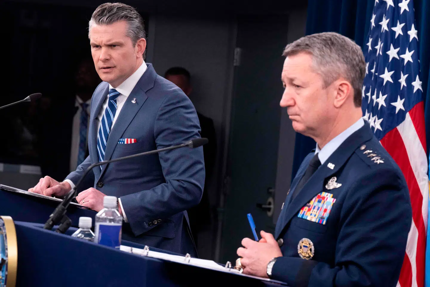 Den amerikanske forsvarsminister Pete Hegseth og den amerikanske forsvarschef Dan Caine holder pressemøde om krigen i Iran.