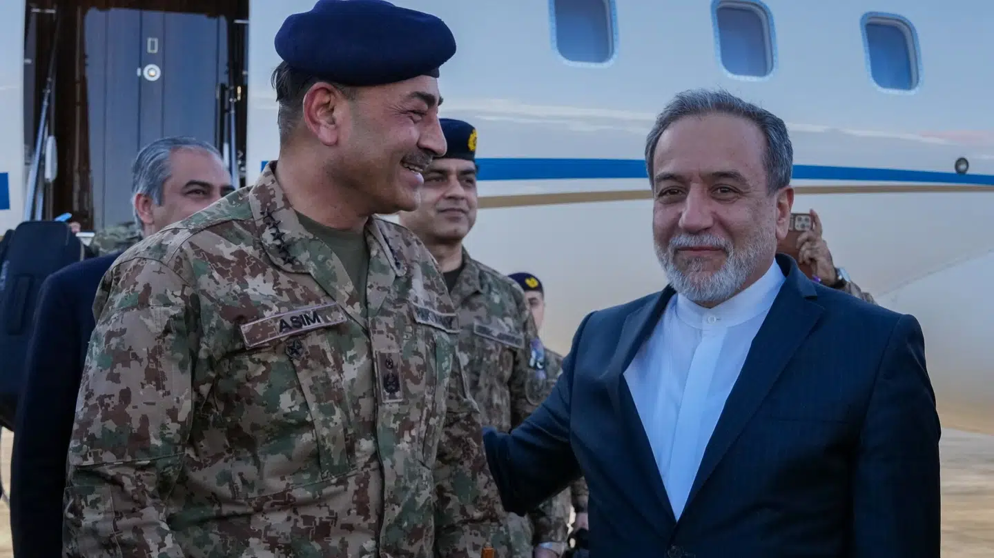 Irans udenrigsminister Abbas Araghchi (th.) meldes af flere medier på vej til Pakistan for at forhandle med USA.