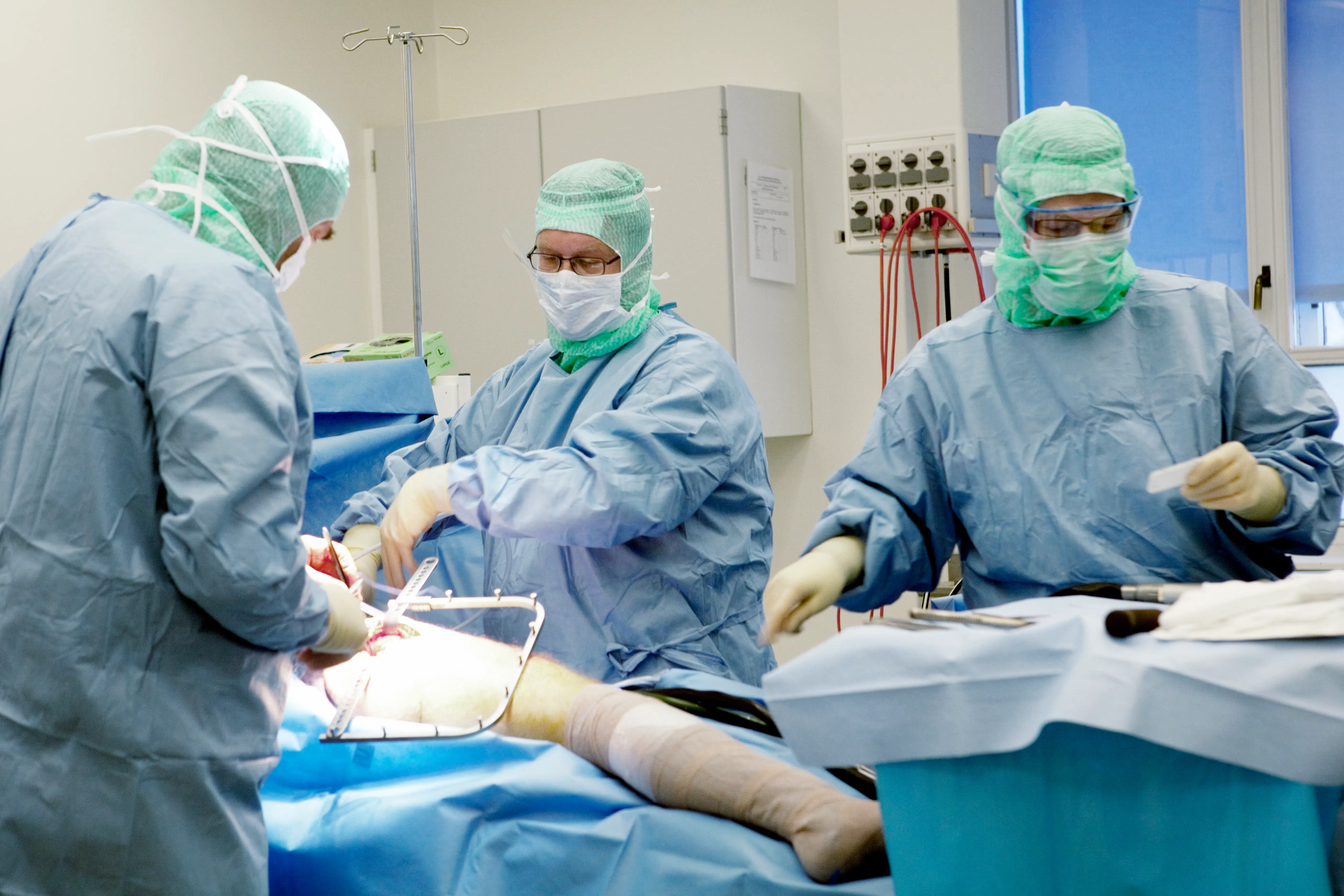 Hun kan først få en tid om tre år og er ikke alene. Alligevel sendes markant færre på privathospital