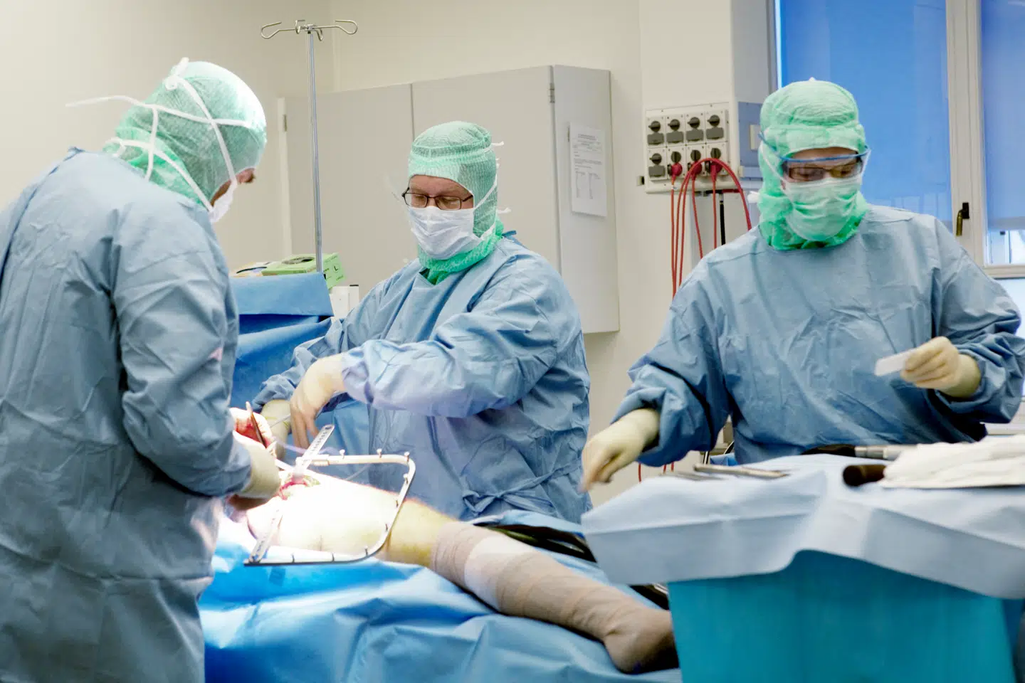 Privathospitalerne har masser af ledig kapacitet til at operere hoftepatienter, som kan risikere at måtte vente i måneder på de offentlige sygehuse. Men der bliver længere og længere mellem henvisningerne til privathospitalerne.