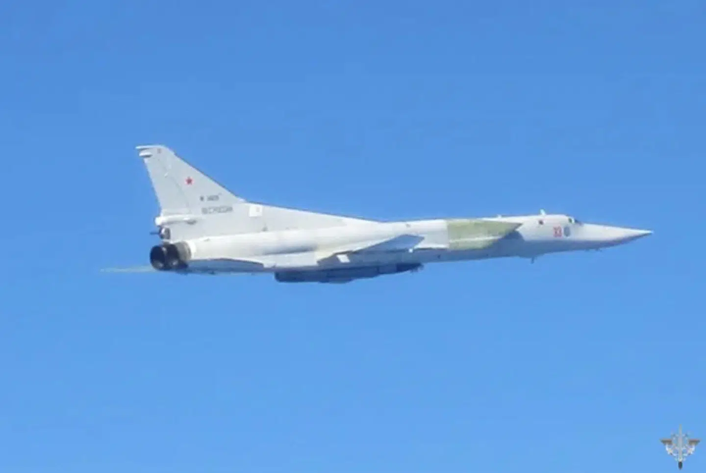 Et russisk supersonisk Tu-22M3 strategisk bombefly ses flyve over Østersøen. Den franske hær har delt billedet.