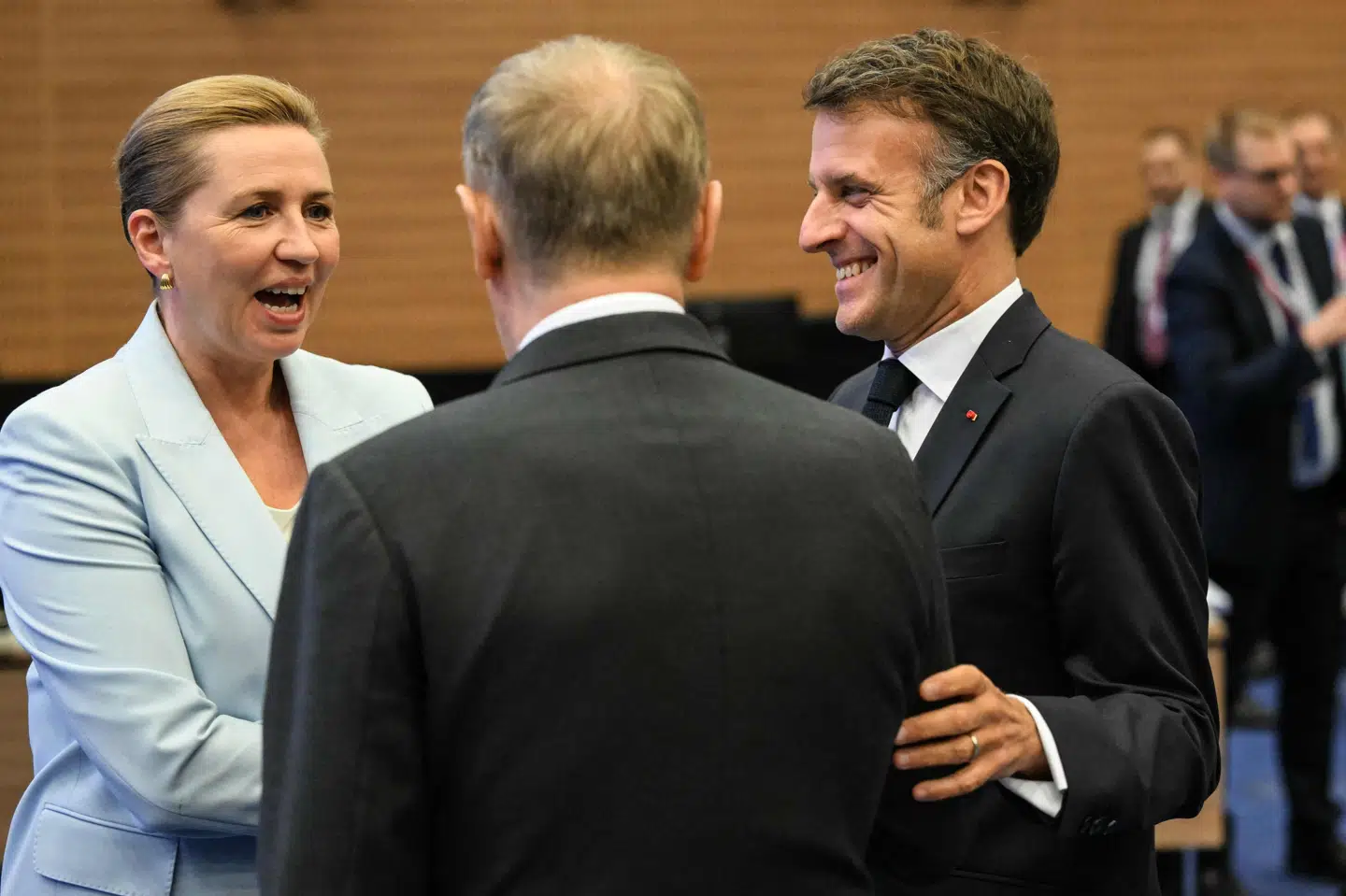 Fungerende statsminister Mette Frederiksen (S) fik lejlighed til at tale med Frankrigs præsident, Emmanuel Macron, og Polens premierminister, Donald Tusk, på det uformelle EU-topmøde i Cypern. Både Macron og Tusk advarer om, at Europa ikke i samme grad kan stole på USA i Nato.