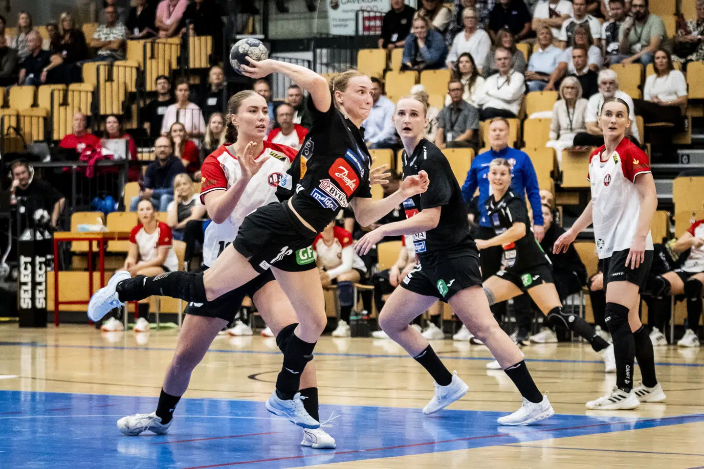 Spillerne i Sønderjyske skal fremover have Kim Johansen på sidelinjen. (Arkivfoto).