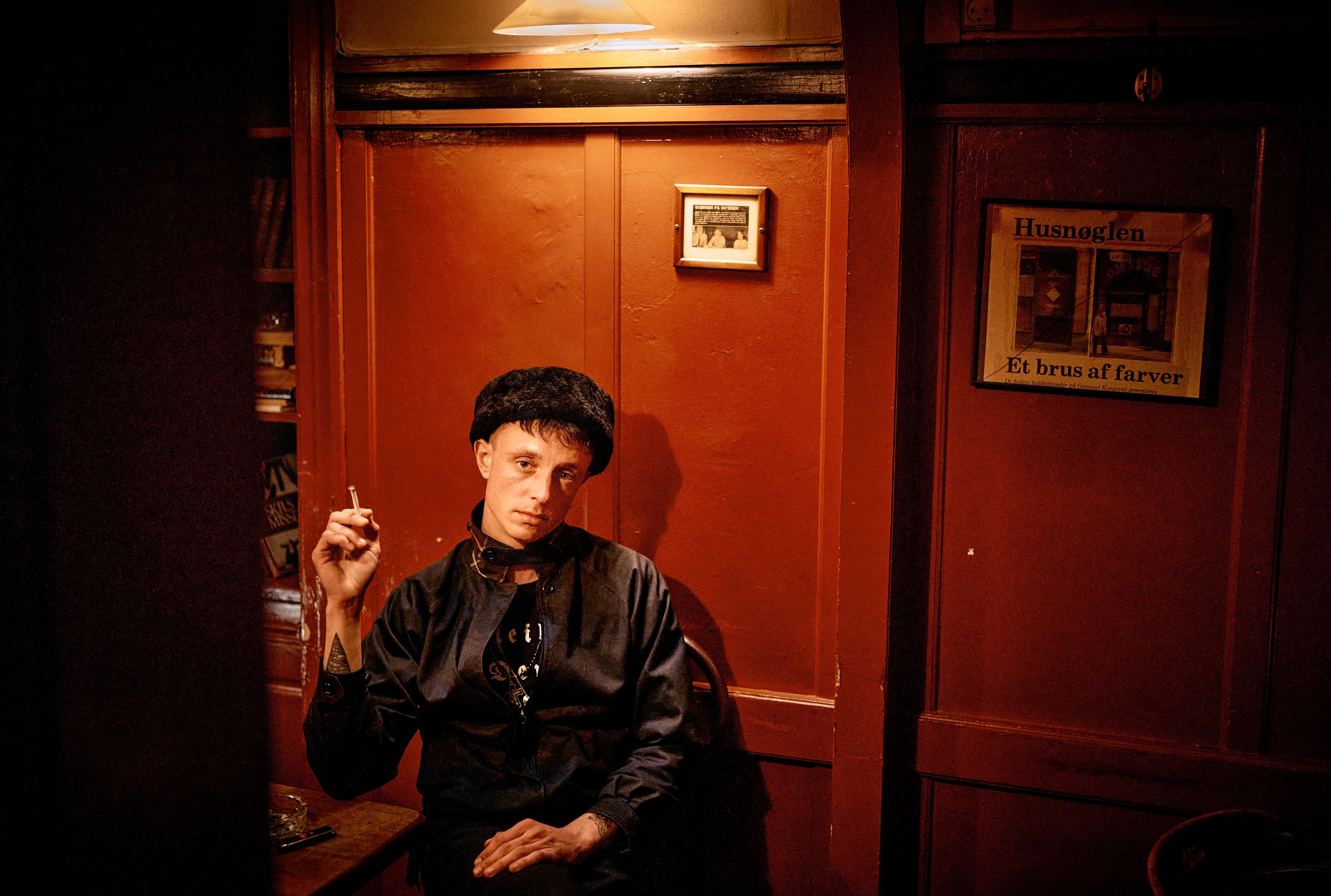 De sportslige, barnløse kvinder er overalt i bybilledet. For den unge, højreorienterede digter symboliserer det Vestens forfald