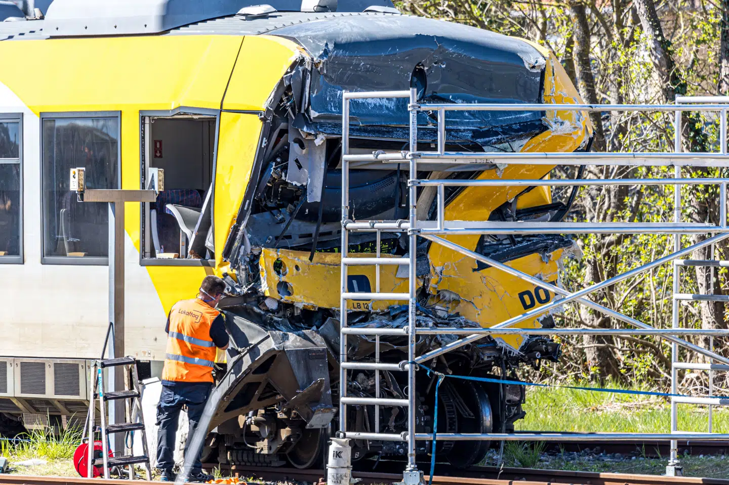 Oprydningen efter torsdagens togulykke mellem Hillerød og Kagerup er stadig i gang fredag.