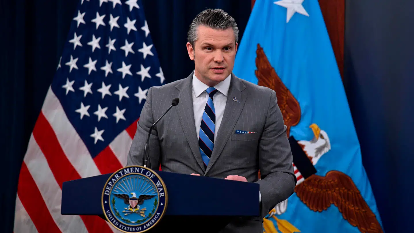 Pete Hegseth holdt pressemøde i Pentagon i Washington, D.C. fredag eftermiddag dansk tid.