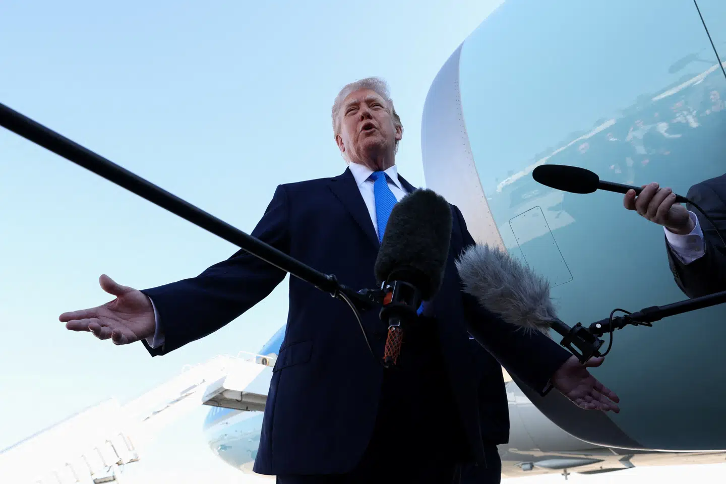 En række EU-ledere understreger, at EUs forsvarsklausul ikke er en erstatning for NATOs artikel 5. Flere lande er nemlig forsigtige med at sætte tiltag i søen, der i Det Hvide Hus kan opfattes som en underminering af NATO.