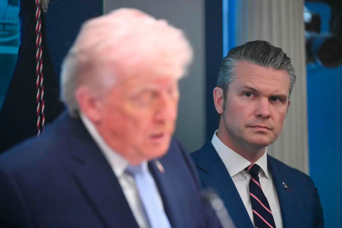 Trump har stadig tillid til Hegseth, men John Bolton er mere skeptisk over for forsvarsministerens fremtid.