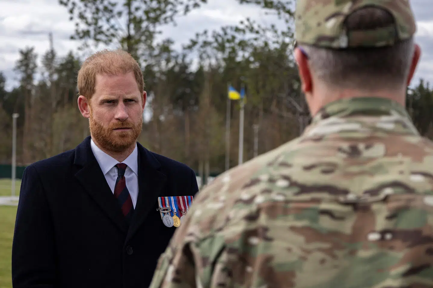 Prins Harry taler med en soldat under sit besøg i Ukraine.