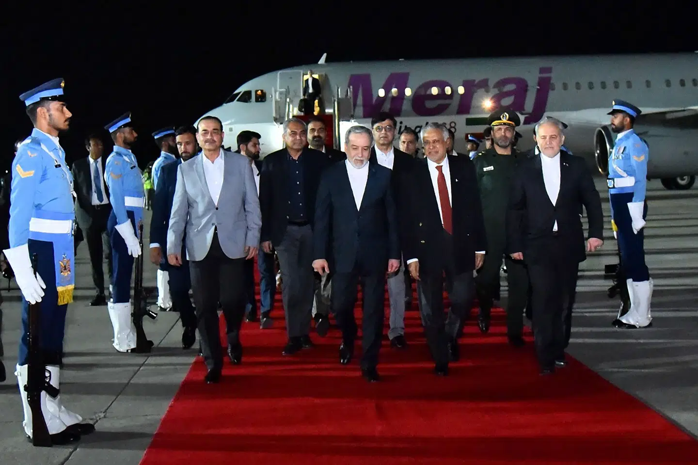 Irans udenrigsminister, Abbas Araghchi, ankommer til Pakistan fredag. Her skal USA og Iran endnu en gang forsøge at lande en aftale om fred. Men ifølge den iranske udenrigsministerium er der ikke planlagt direkte møder mellem USA og Iran i Pakistans hovedstad.