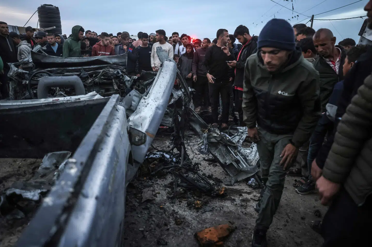 Folk samledes fredag på stedet, hvor en politibil blev ramt i et israelsk angreb i Khan Younis i det sydlige Gaza.