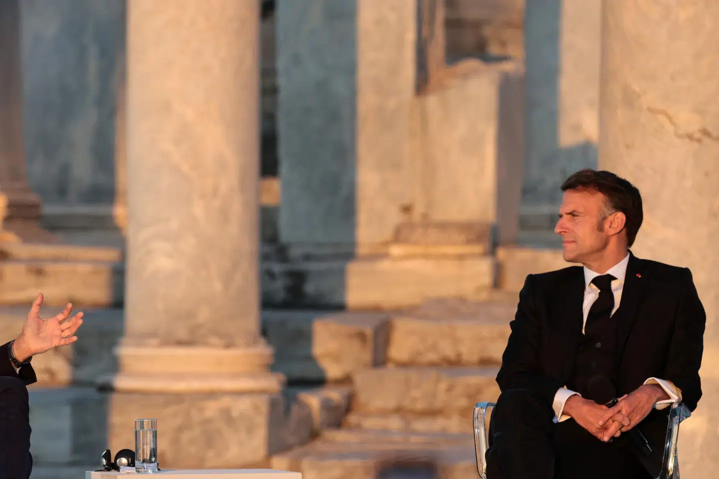 Frankrigs præsident, Emmanuel Macron, var fredag på besøg i Athen, hvor han og Grækenlands premierminister, Kyriakos Mitsotakis, talte på en scene i hovedstaden.