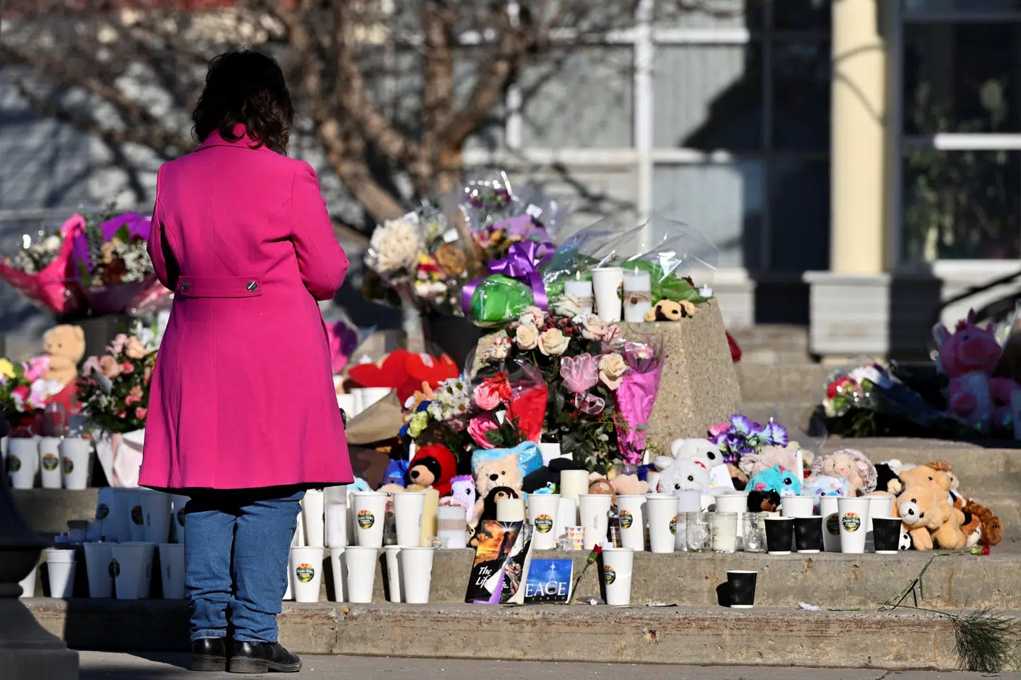 Der blev sat blomster op til minde om otte dræbte efter et skoleskyderi i en lille by i Canada i februar. (Arkivfoto).