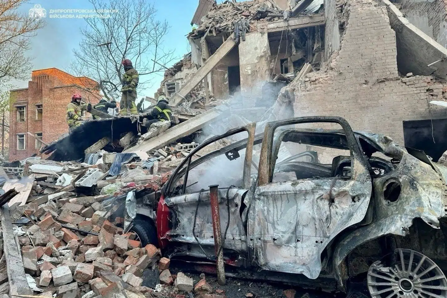 Redningfolk arbejder lørdag ved en lejlighedsbygning, som blev ramt i et russisk angreb i Dnipro.