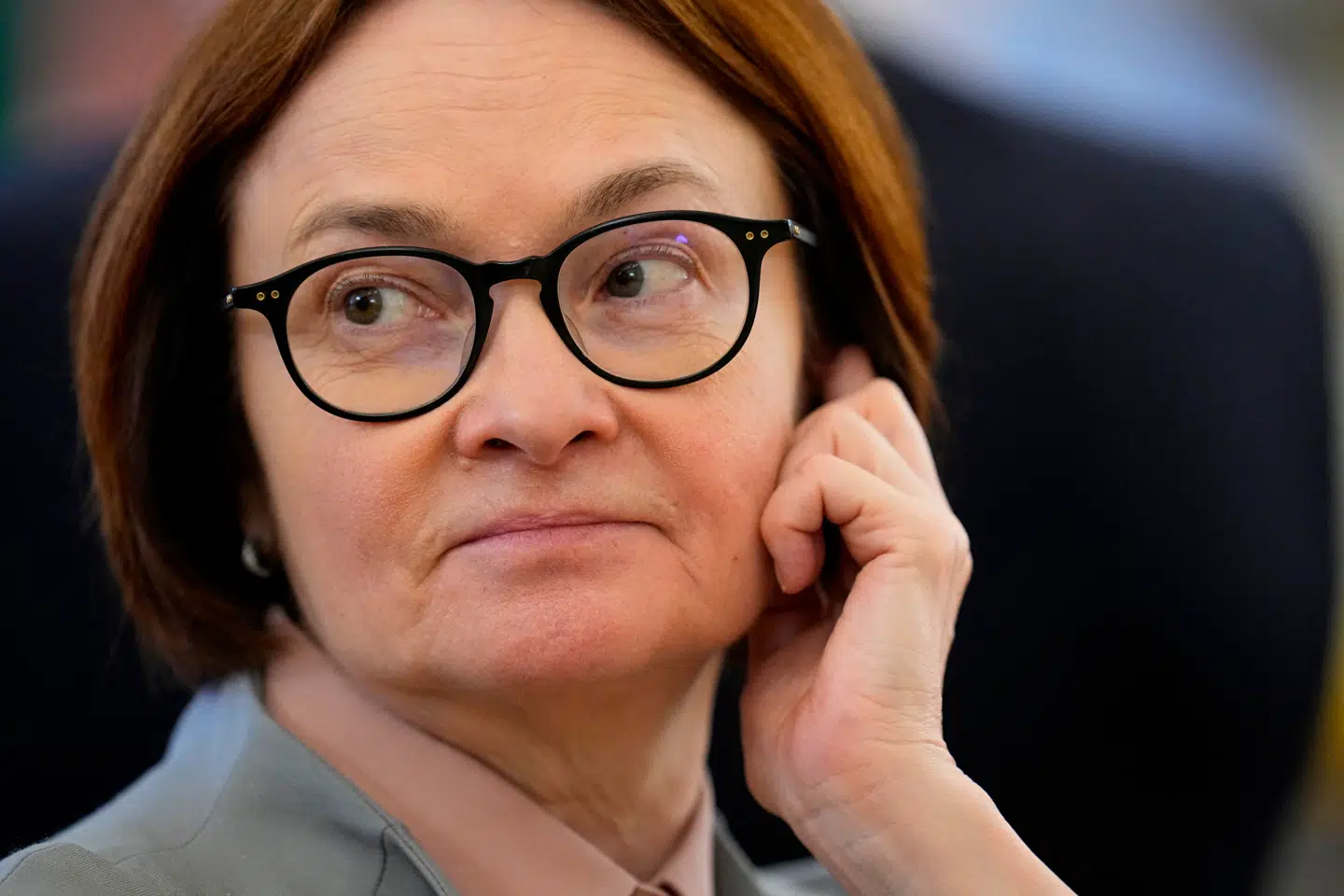 Ruslands centralbankchef, Elvira Nabiullina, forklarer fald i Ruslands økonomi med enkeltstående faktorer.