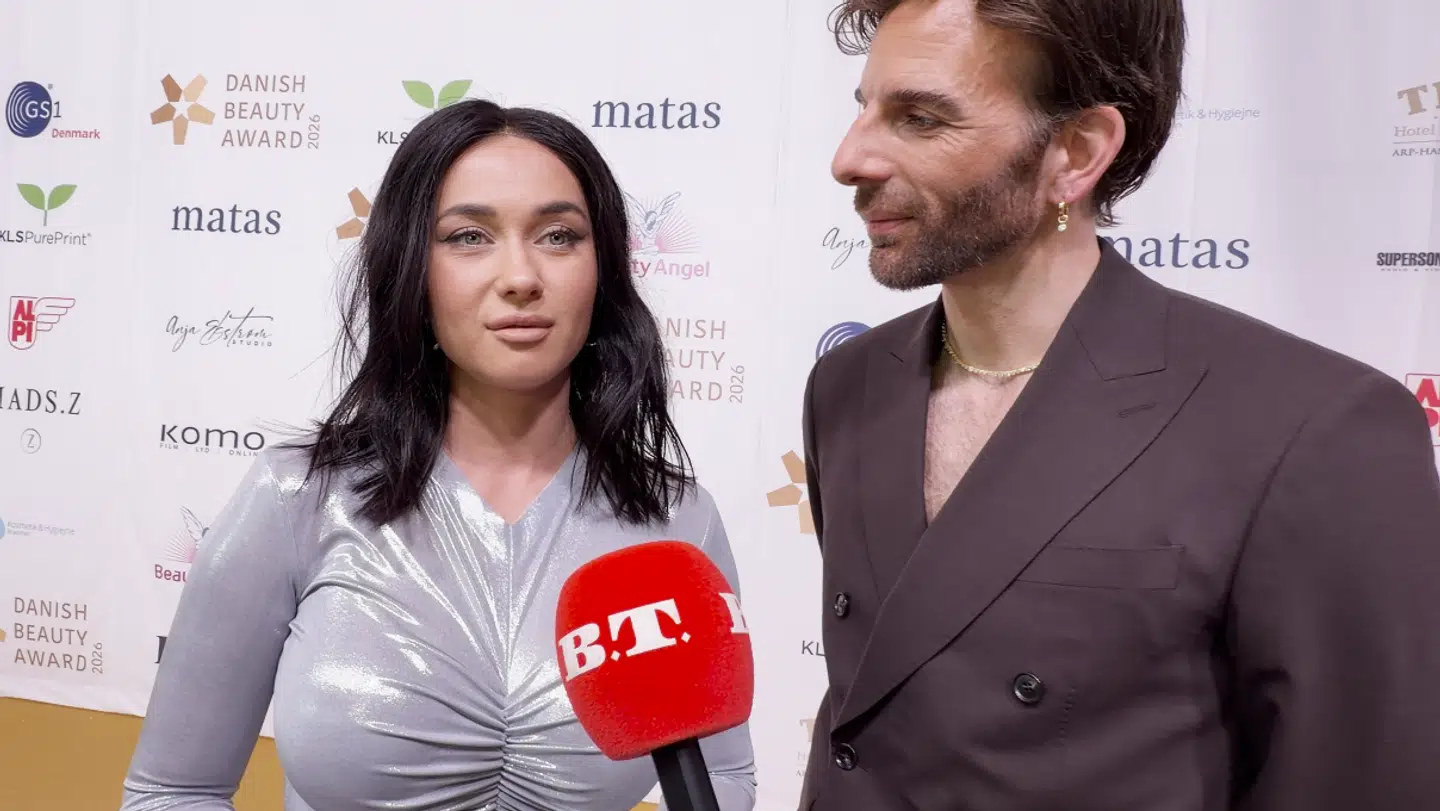 Irina Olsen og hendes ven kendisstylist Kenny Aleksandr på den røde løber ved Danish Beauty Awards.