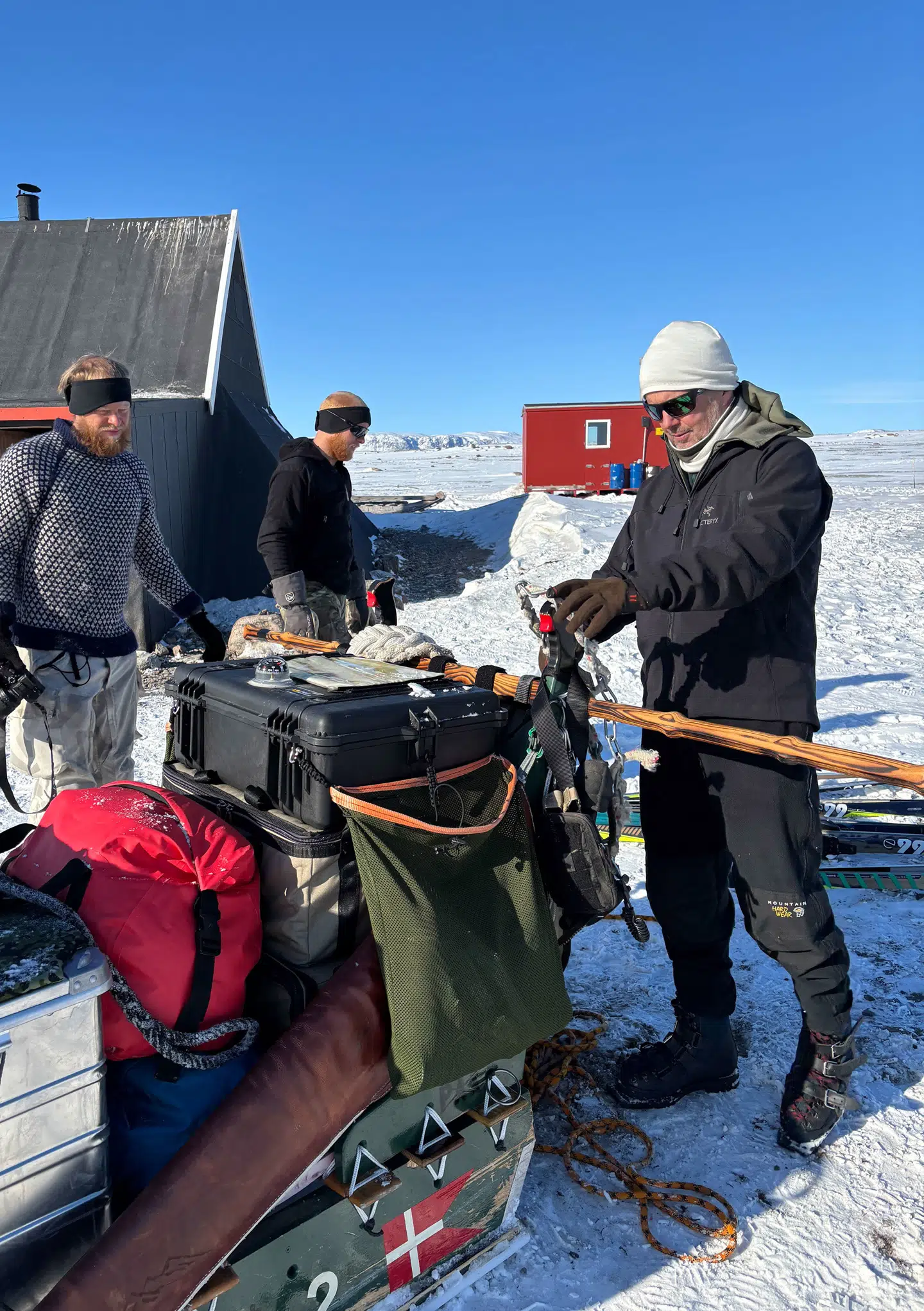 Kong Frederik (iført hvid hue) med en af siriuspatruljens slæder.