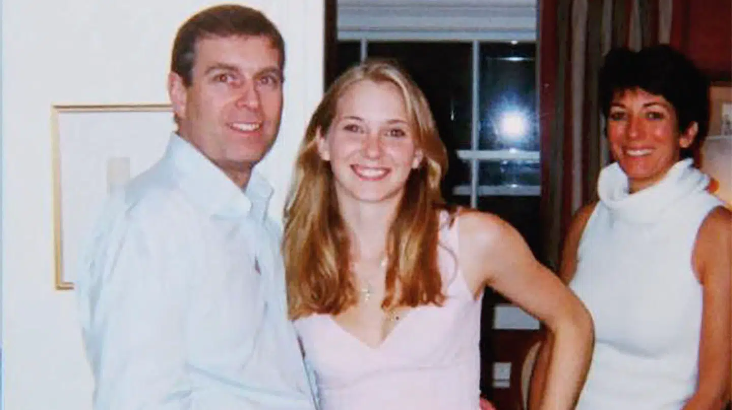 Det berømte foto af Andrew og Virginia Giuffre. Det er Jeffrey Epstein nære veninden og medskyldinge, Glislaine Maxwell, der står i baggrunden.