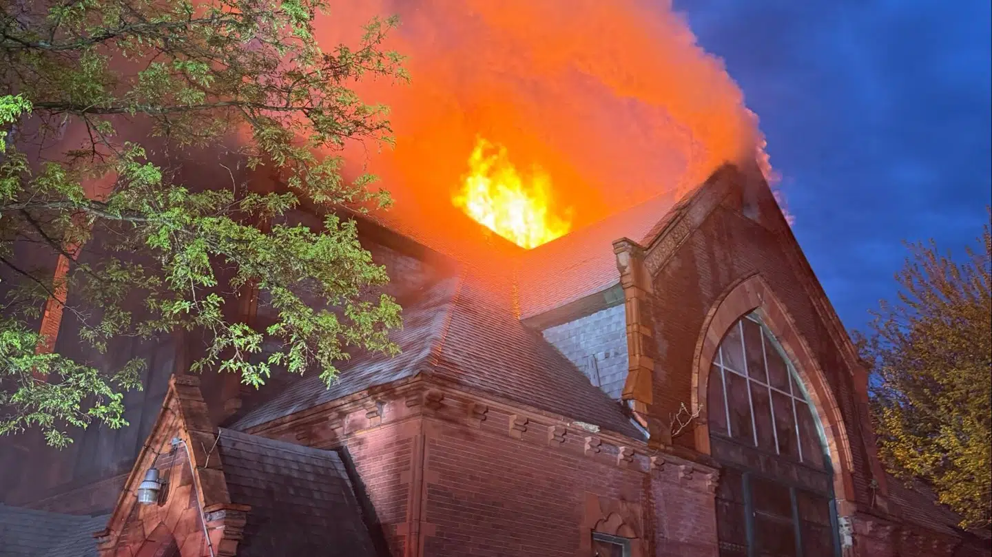 Den historiske kirke Astoria i new yorker-bydelen Queens er totalt ødelagt efter en voldsom brand torsdag aften lokal tid.