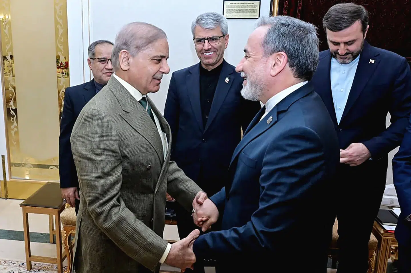 Pakistans premierminister, Shehbaz Sharif, under et mødes med Irans udenrigsminister Abbas Araghchi, lørdag.