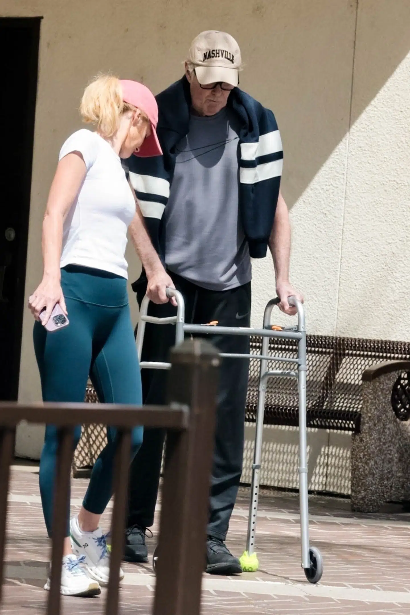 Hasselhoff var i selskab med sin kone, Haley Roberts, da han forleden blev spottet med gangstativ på en tur i Los Angeles.