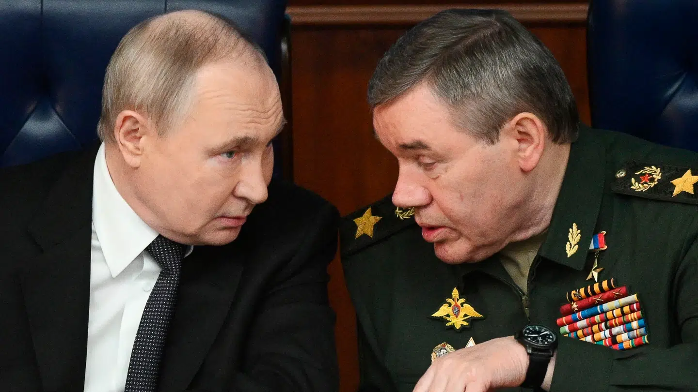 Ruslands præsident Vladimir Putin fotograferet med forsvarschef Valery Gerasimov.