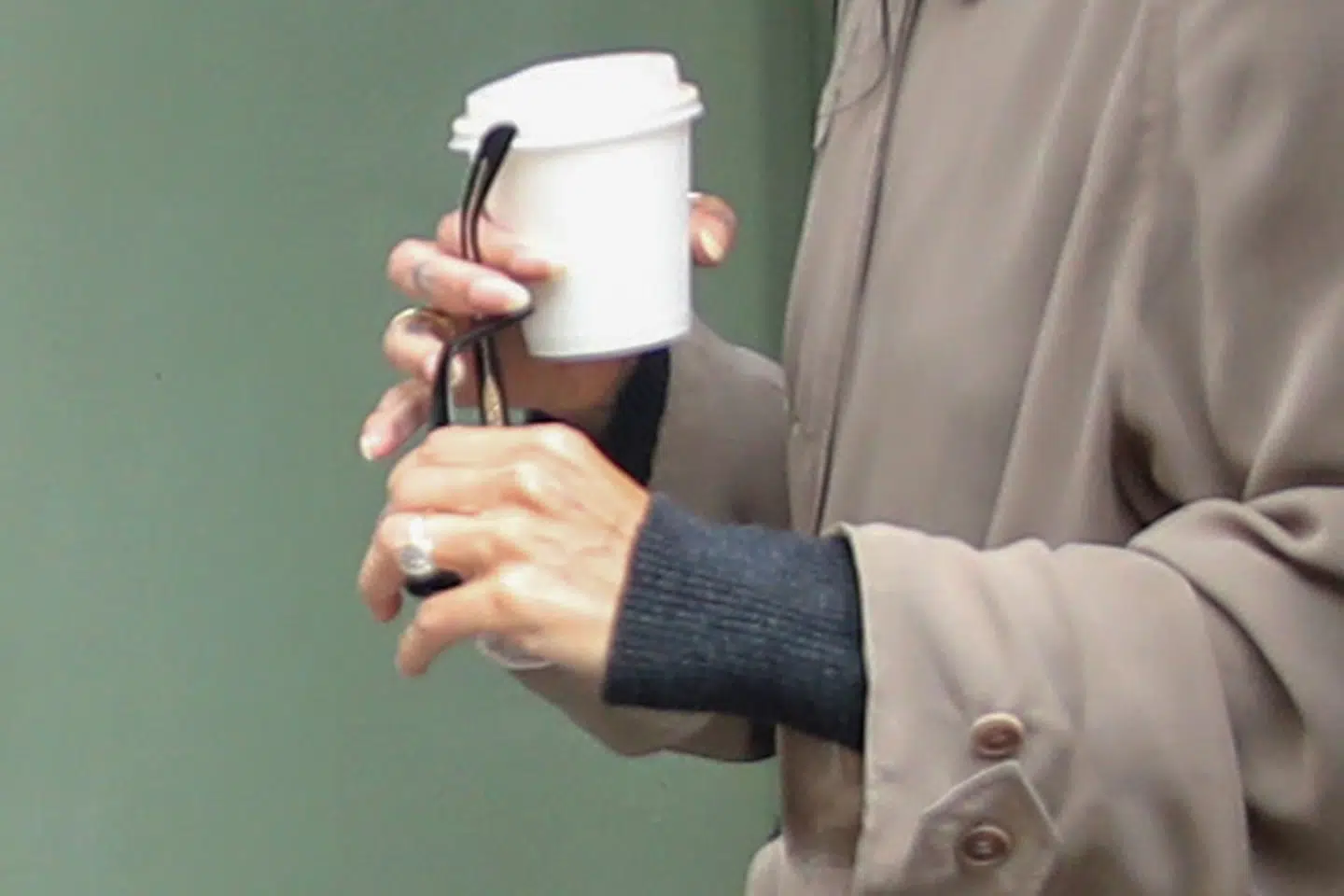 Det er denne diamantring, som svirrer til forlovelsesrygterne. Parret blev første gang kædet sammen i august 2025, hvor de blev set sammen under en romantisk ferie i Rom.