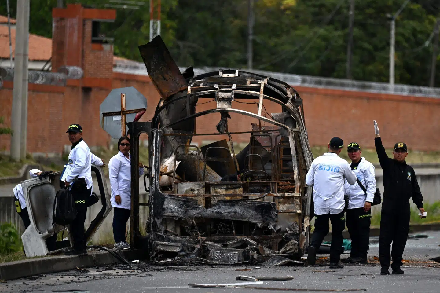 En udbrændt bus efter en bombeeksplosion nær en militærbase i Cali i Colombia fredag. (Arkivfoto)