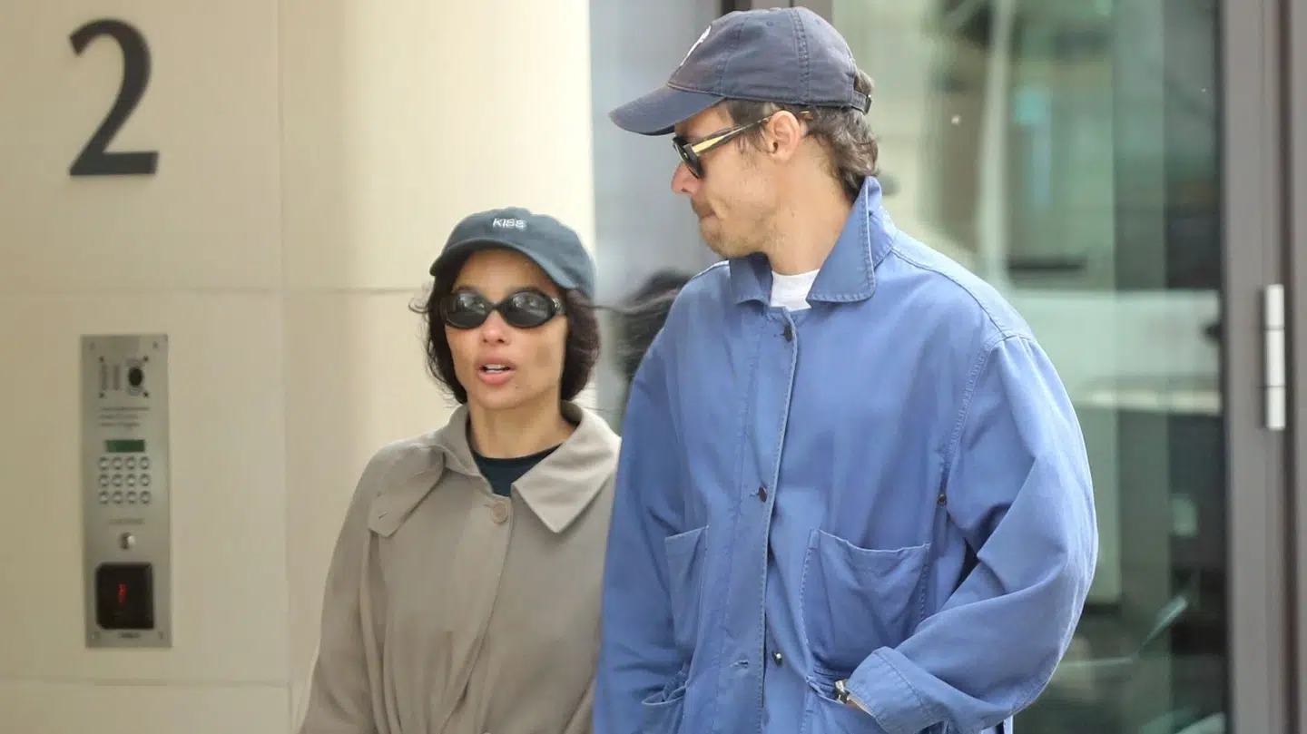 Zoë Kravitz og Harry Styles er netop set sammen kysse offentligt i London. En ring på Kravitz finger trækker særlig opmærksomhed til sig.