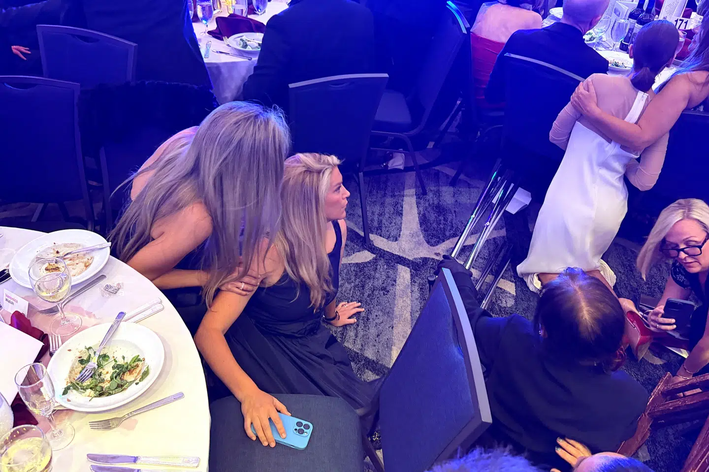 Flere gæster søger dækning på gulvet efter lyden af høje brag til den årlige korrespondentmiddag i Washington D.C.