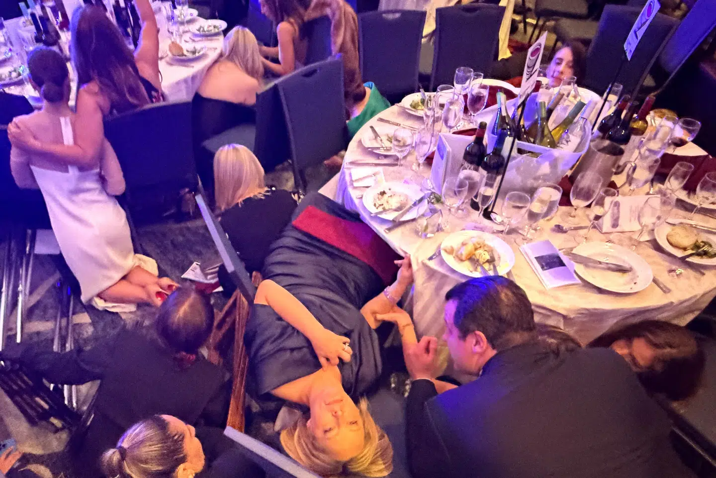 Flere gæster søgte tilflugt på gulvet og under bordene efter et skyderi lørdag aften i en hotelbygning, hvor den årlige korrespondentmiddag skulle have fundet sted i Washington D.C. USA's præsident, Donald Trump, var til stede som præsident for første gang.