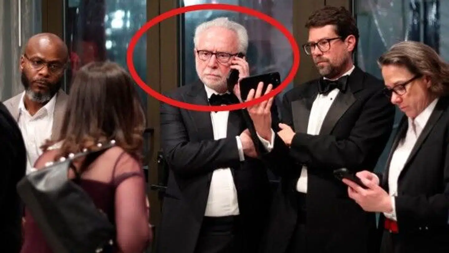 Her ses den skræmte CNN-reporter Wolf Blitzer snakke i telefon efter skuddramaet.