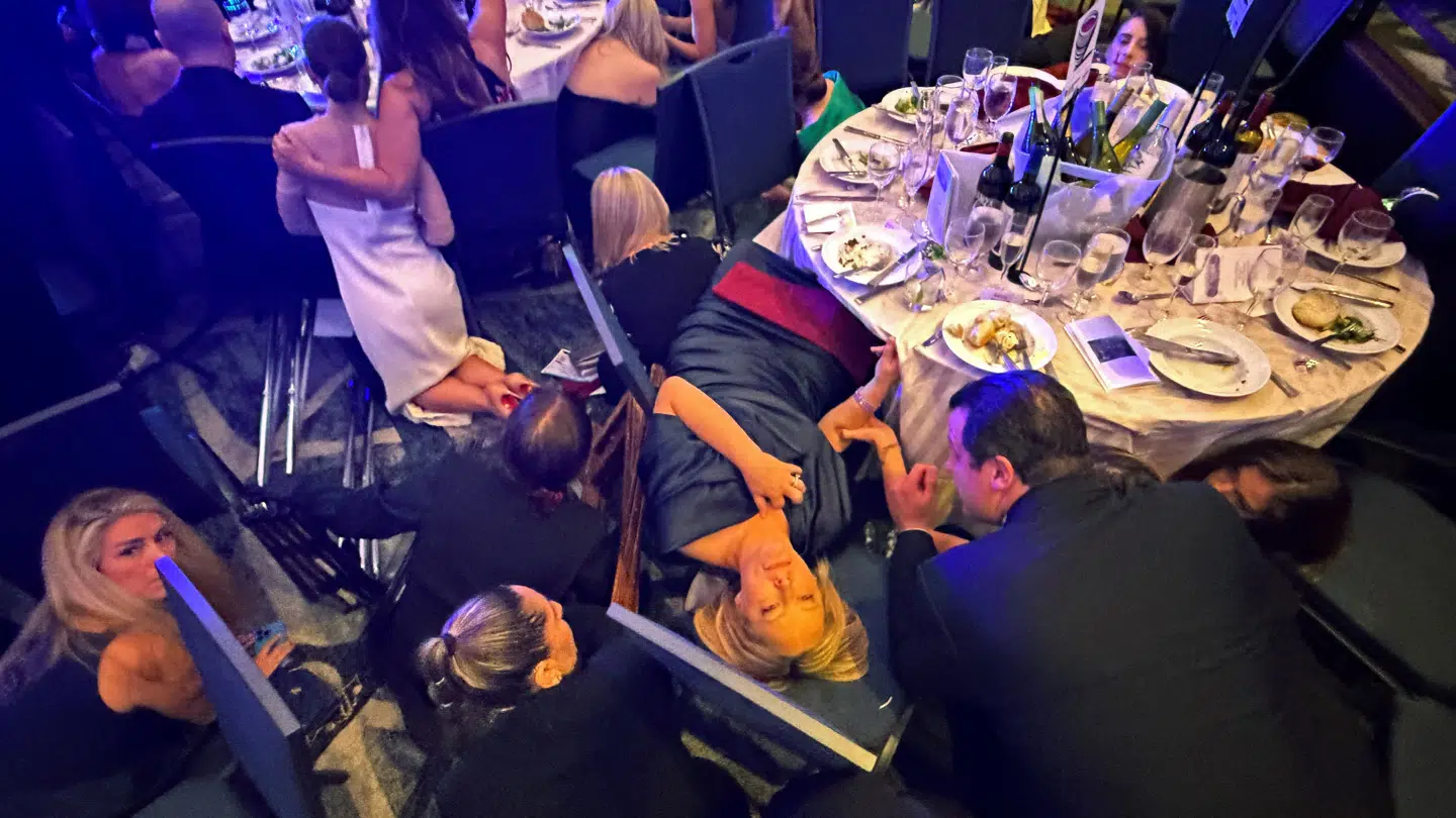 Deltagerne ved middagen blev bedt om at lægge sig ned, da der pludselig blev skudt.