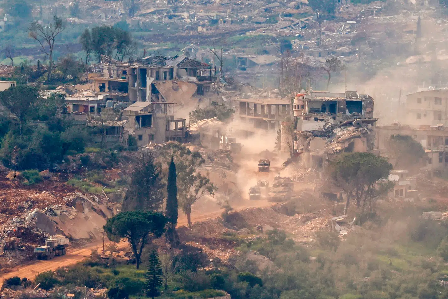 Israelske kampvogne og andre militærkøretøjer i det sydlige Libanon, tæt på grænsen til Israel.