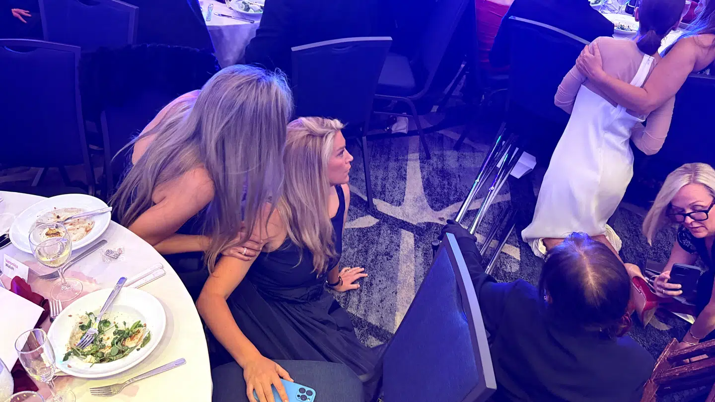 Flere gæster søger dækning på gulvet efter lyden af høje brag til den årlige korrespondentmiddag i Washington D.C.