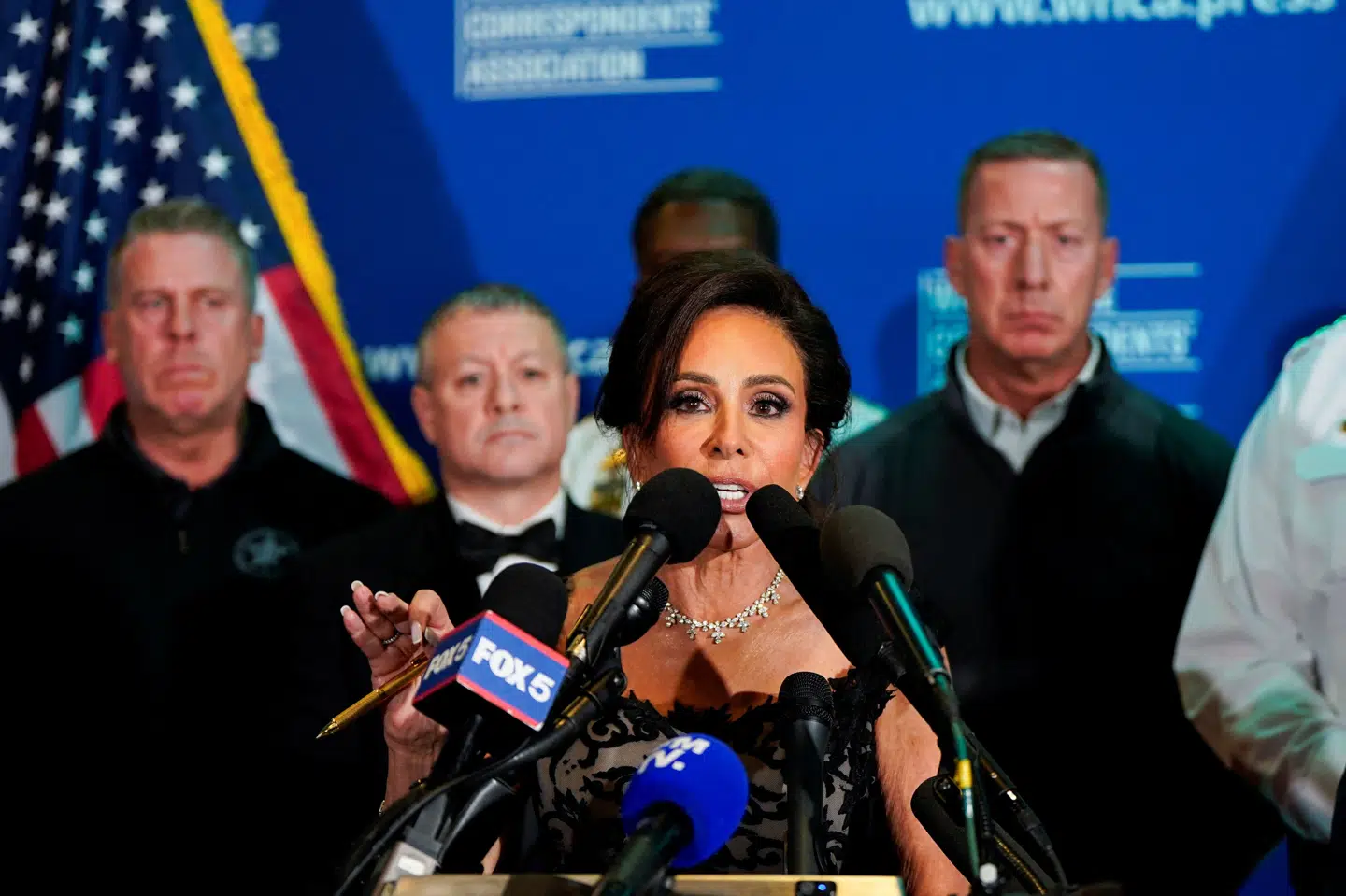 Den øverste anklager for Washington D.C., Jeanine Pirro, taler på et pressemøde efter skyderiet ved korrespondentmiddagen.