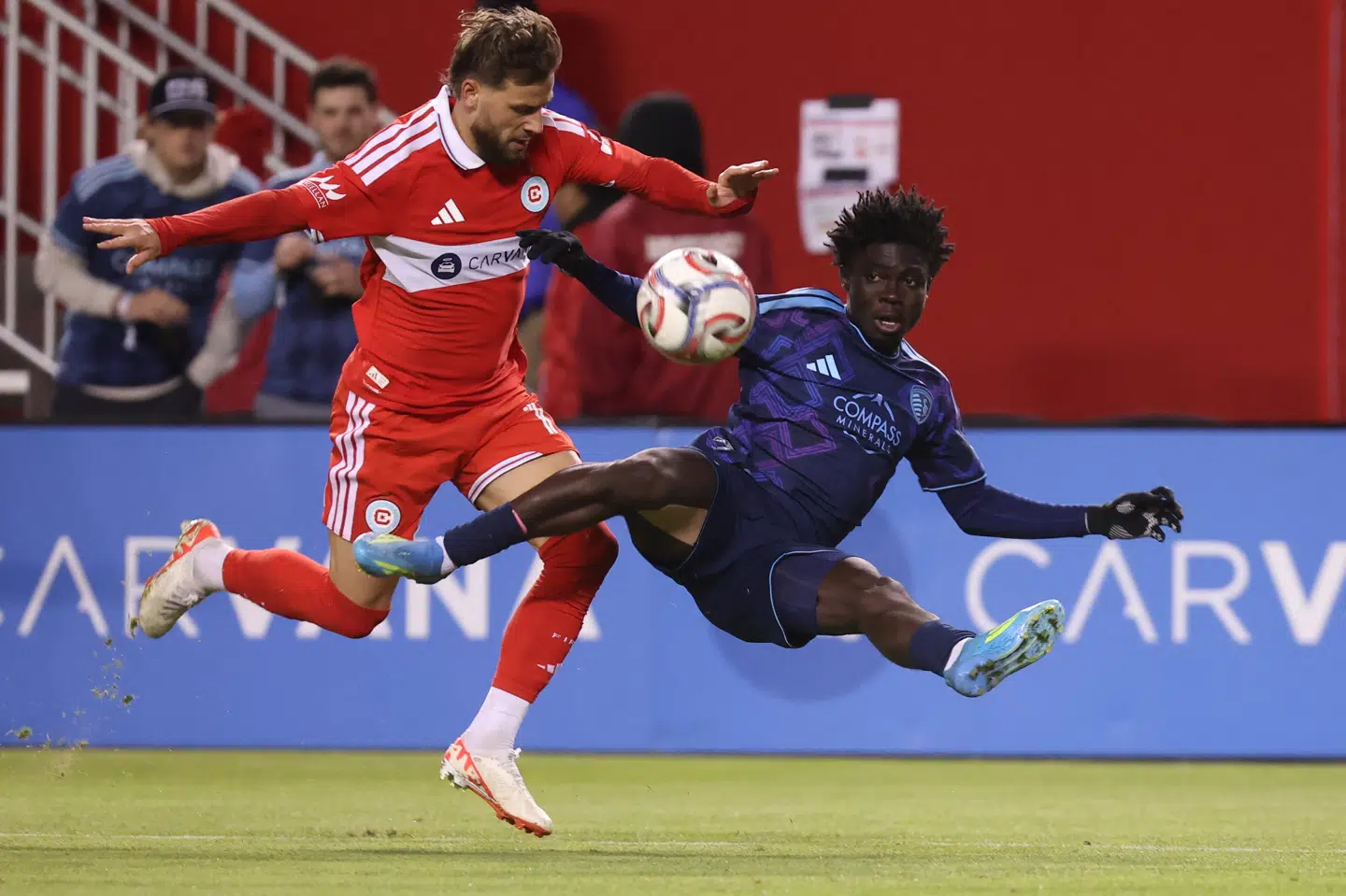 Philip Zinckernagel (tv.) scorede to gange for Chicago Fire mod Sporting Kansas City i MLS.