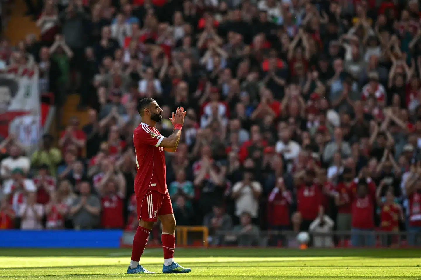 Mohamed Salah klapper ud mod tribunerne i det, der kan blive hans sidste optræden for Liverpool i Premier League.