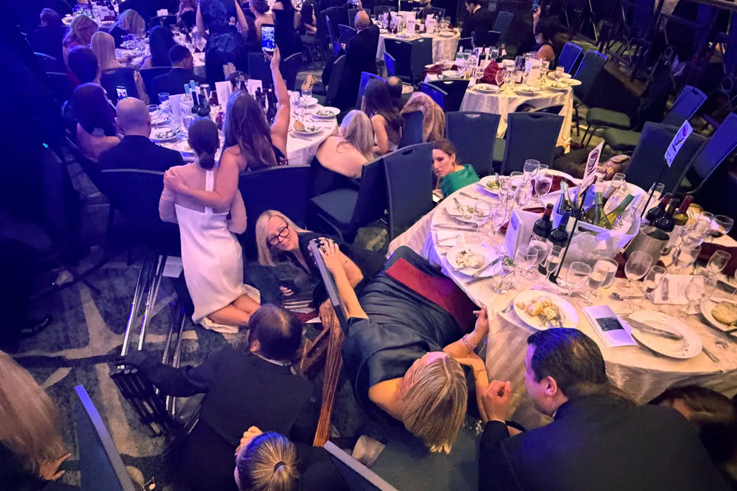 Der blev natten til søndag affyret skud under den årlige korrespondentmiddag på Hilton Hotel i Washington D.C. Den formodede gerningsmand blev kort efter pågrebet og beskrevet som en 31-årig mand fra Californien. Myndighederne har endnu ikke bekræftet mandens identitet.