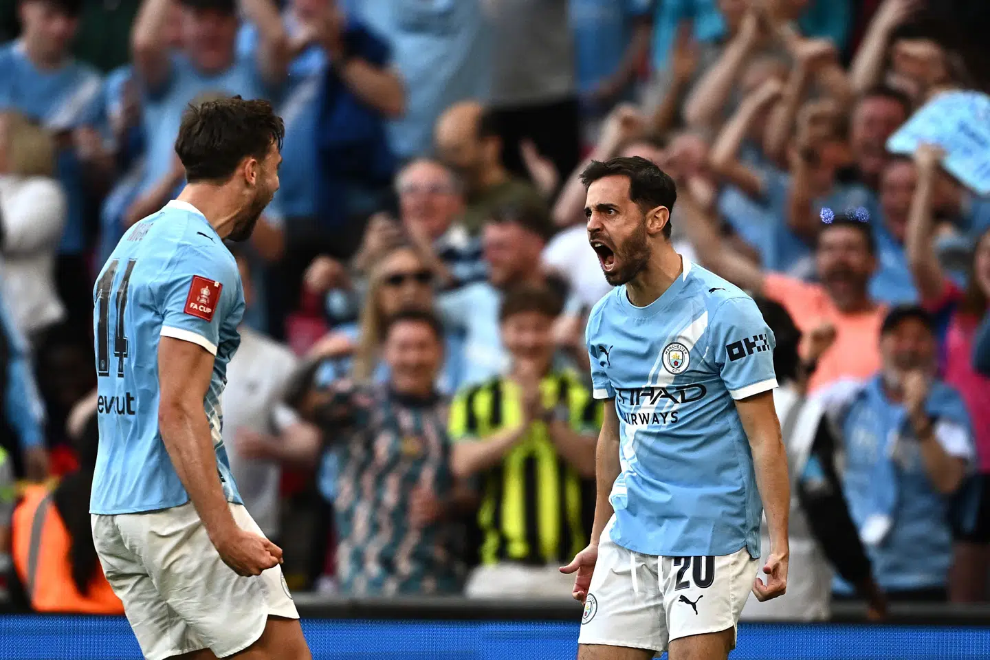 Manchester City måtte vente længe på forløsningen mod Southampton i FA Cup-semifinalen. Nico Gonzalez (tv.) fejrer her sejrsmålet med Bernardo Silva.
