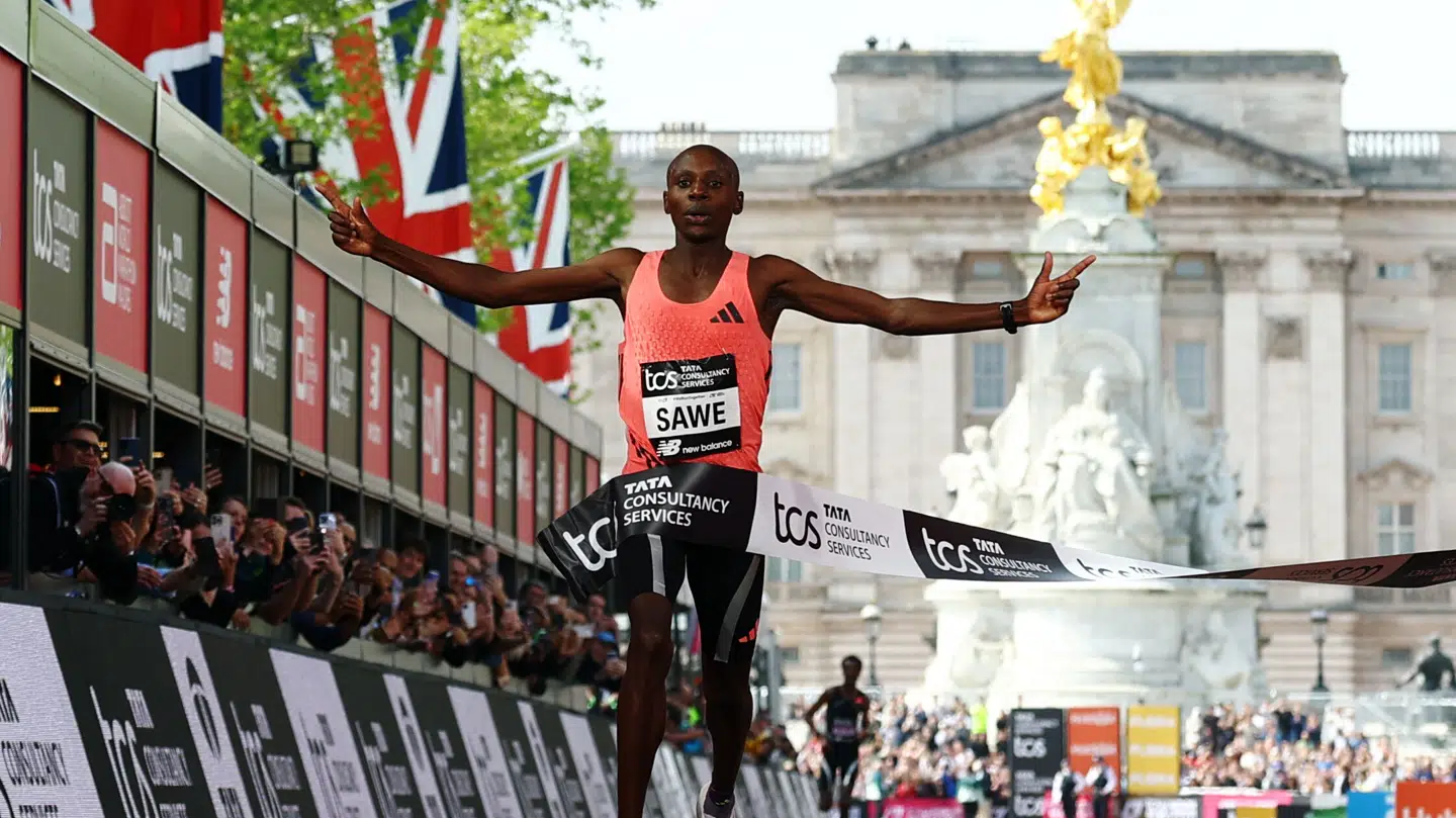 Sabastian Sawe krydser målstregen.