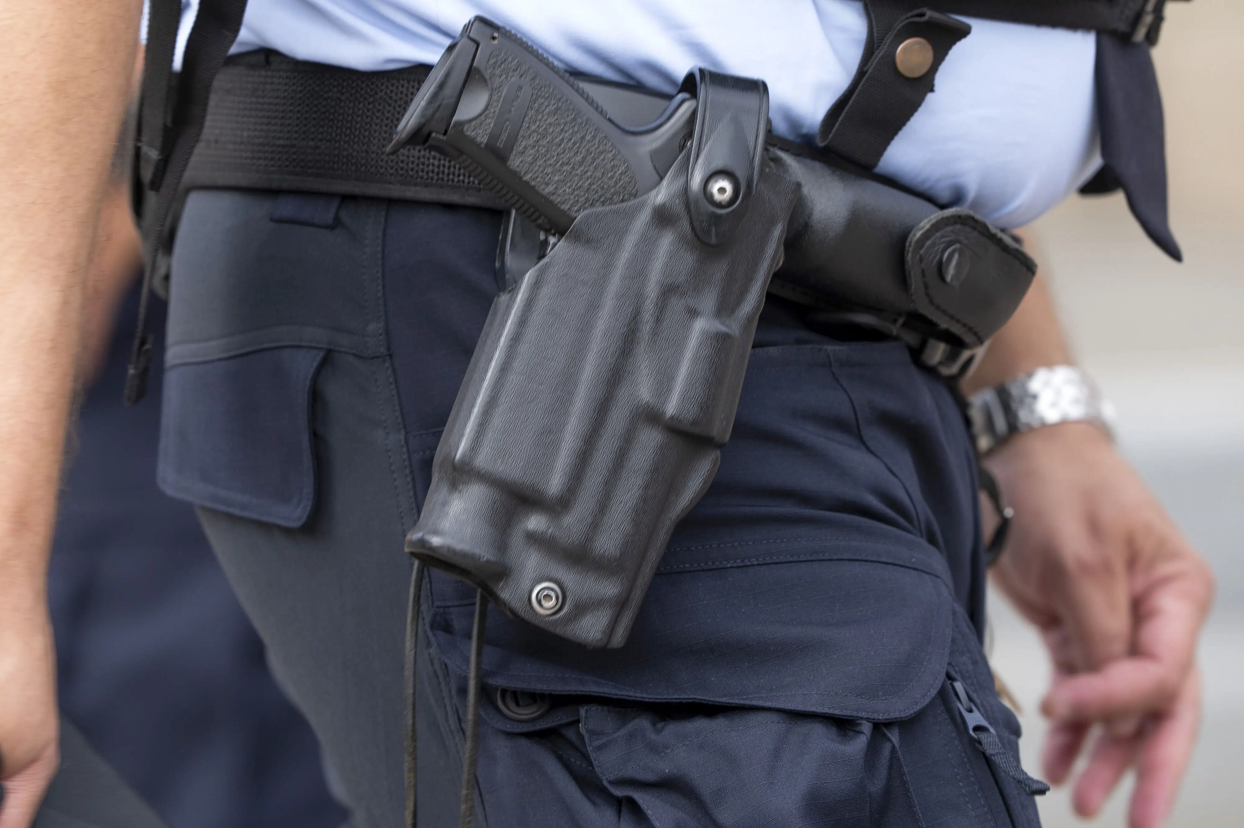 Politiansat straffet med bøde: Glemte pistol på restaurant