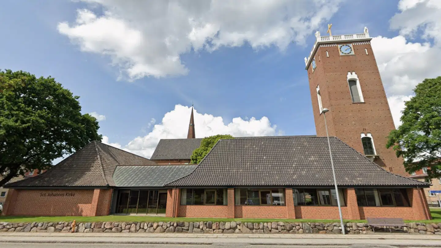 Der gik tilsyneladende kludder i klokkeværket i Sct. Johannes Kirke i Herning natten til søndag.