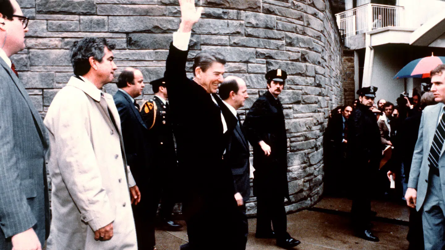 Billedet af daværende præsident Ronald Reagan er taget få øjeblikke før, han blev udsat for et attentatforsøg. Skyderiet fandt sted på netop Hilton Hotel i Washington, hvor der søndag var en skudepisode under Det Hvide Hus' pressemiddag.
