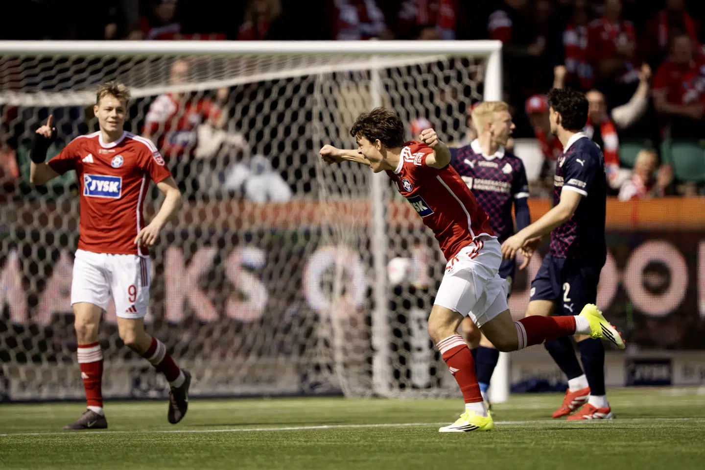 Silkeborgs Simon Stüker jubler efter sin scoring blot 30 sekunder efter, at han blev skiftet ind mod Randers.
