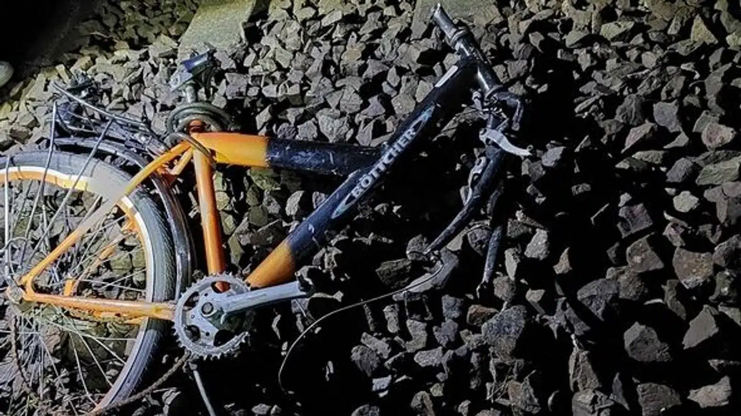 Her ses cyklen, der blev fundet og påkørt på skinnerne.