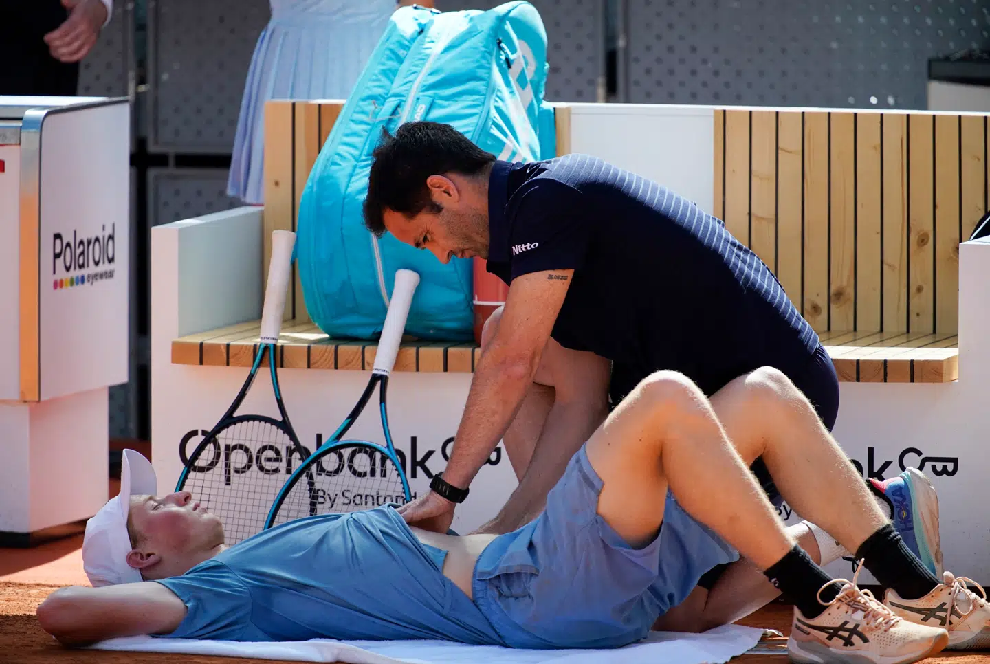 Elmer Møller måtte ned på grusset og tage en medical timeout.