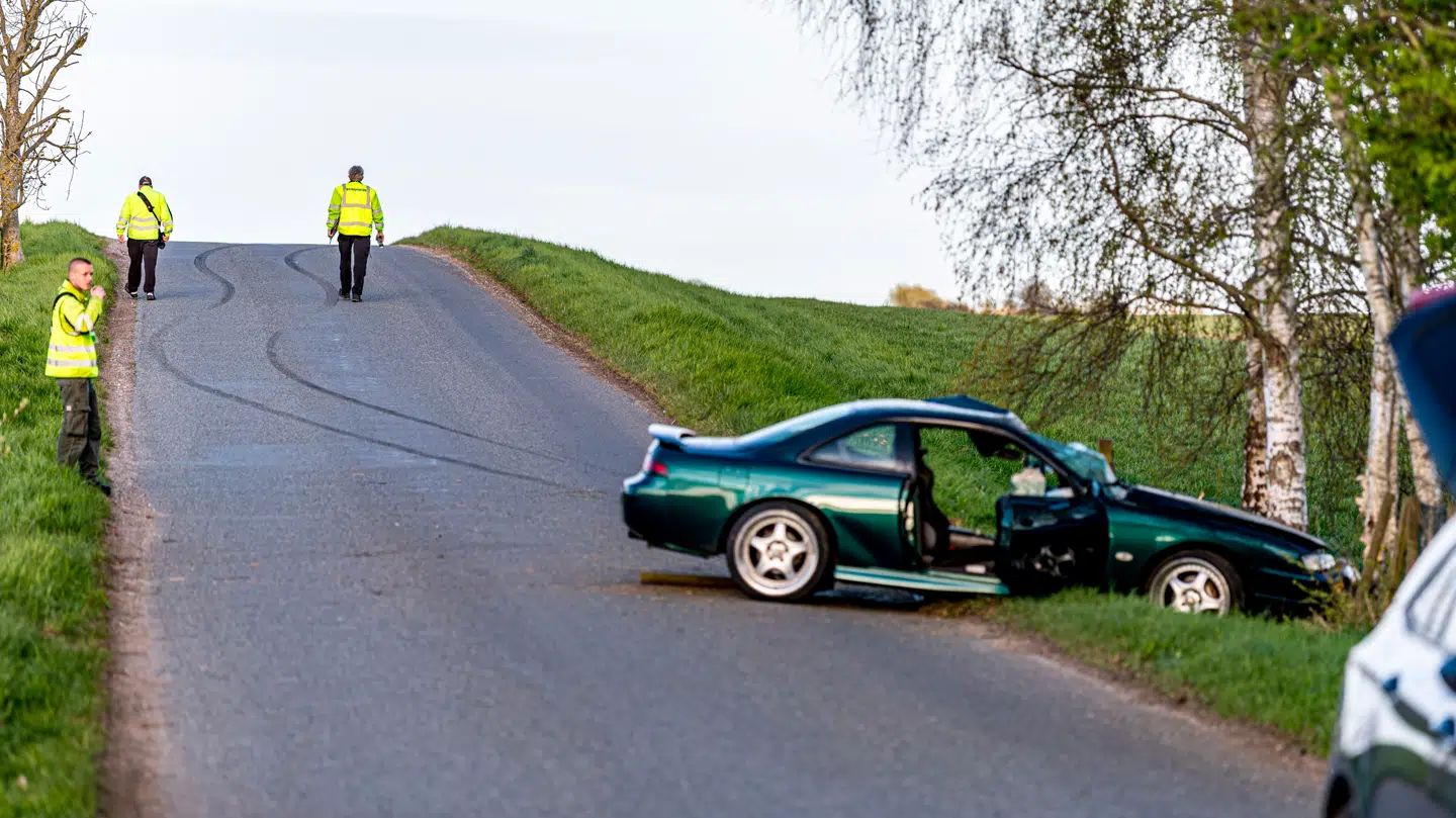 Ud fra billederne ligner det, at de to mænd er kørt af vejen og ind i et træ.