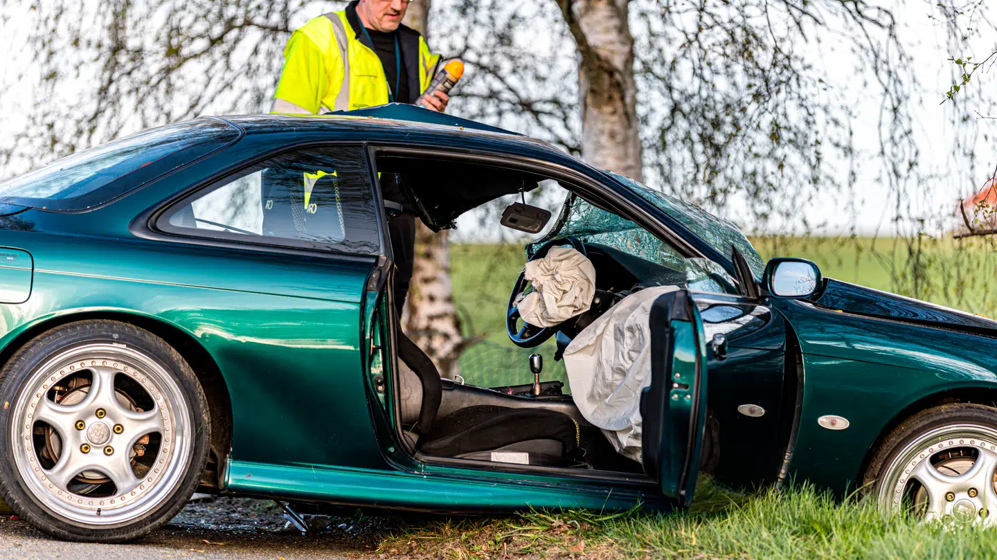 Her ses, hvordan begge airbags er gået, da de to mænd kørte galt.